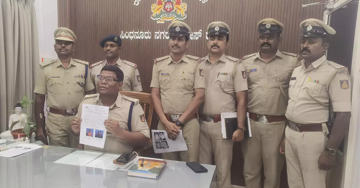Raichur | 20 ಲಕ್ಷ ರೂ. ಮೌಲ್ಯದ 20 ಕೆಜಿ ಗಾಂಜಾ ಜಪ್ತಿ : ಇಬ್ಬರ ಬಂಧನ Raichur | 20 ಲಕ್ಷ ರೂ. ಮೌಲ್ಯದ 20 ಕೆಜಿ ಗಾಂಜಾ ಜಪ್ತಿ : ಇಬ್ಬರ ಬಂಧನ
