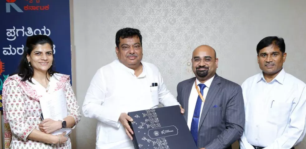 ರಾಜ್ಯದಲ್ಲಿ ಹೆಚ್ಚು ಹೂಡಿಕೆ: ಎಂ.ಬಿ.ಪಾಟೀಲ್ ಜೊತೆ ಹಾಂಕಾಂಗ್ ಕಾನ್ಸುಲ್ ಜನರಲ್ ಚರ್ಚೆ ರಾಜ್ಯದಲ್ಲಿ ಹೆಚ್ಚು ಹೂಡಿಕೆ: ಎಂ.ಬಿ.ಪಾಟೀಲ್ ಜೊತೆ ಹಾಂಕಾಂಗ್ ಕಾನ್ಸುಲ್ ಜನರಲ್ ಚರ್ಚೆ