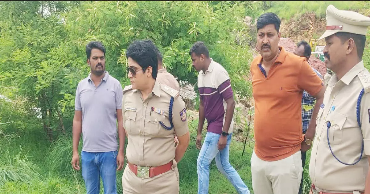 ಜವನಗಹಳ್ಳಿಗುಡ್ಡದಲ್ಲಿ ಮೃತದೇಹ ಸುಟ್ಟ ಪ್ರಕರಣ; ಮದುವೆಗೆ ಒತ್ತಾಯಿಸಿದ ಪ್ರೇಯಸಿಯ ಕೊಂದು ತಾಯಿಯೊಂದಿಗೆ ಆತ್ಮಹತ್ಯೆ ಮಾಡಿಕೊಂಡ ಆರೋಪಿ ಜವನಗಹಳ್ಳಿಗುಡ್ಡದಲ್ಲಿ ಮೃತದೇಹ ಸುಟ್ಟ ಪ್ರಕರಣ; ಮದುವೆಗೆ ಒತ್ತಾಯಿಸಿದ ಪ್ರೇಯಸಿಯ ಕೊಂದು ತಾಯಿಯೊಂದಿಗೆ ಆತ್ಮಹತ್ಯೆ ಮಾಡಿಕೊಂಡ ಆರೋಪಿ