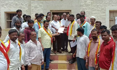 ಸುರಪುರ | ಸಾರ್ವಜನಿಕ ರಸ್ತೆ ಒತ್ತುವರಿ ತೆರವಿಗೆ ಆಗ್ರಹಿಸಿ ನಗರಸಭೆ ಎದುರು ಪ್ರತಿಭಟನೆ