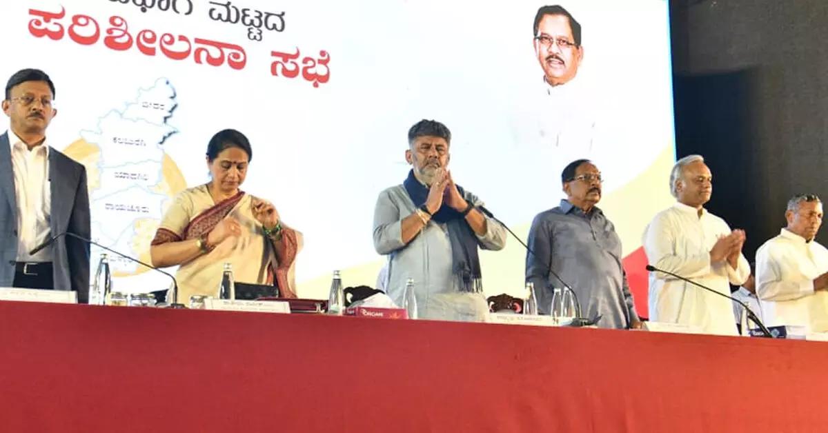 ಬರ ಪರಿಸ್ಥಿತಿ ನಿರ್ವಹಣೆಯಲ್ಲಿ ನಿರ್ಲಕ್ಷ್ಯ ತೋರುವ ಅಧಿಕಾರಿಗಳ ವಿರುದ್ಧ ಕಠಿಣ ಕ್ರಮ : ಸಿಎಂ ಡಿ.ಕೆ.ಶಿವಕುಮಾರ್ ಎಚ್ಚರಿಕೆ ಬರ ಪರಿಸ್ಥಿತಿ ನಿರ್ವಹಣೆಯಲ್ಲಿ ನಿರ್ಲಕ್ಷ್ಯ ತೋರುವ ಅಧಿಕಾರಿಗಳ ವಿರುದ್ಧ ಕಠಿಣ ಕ್ರಮ : ಸಿಎಂ ಡಿ.ಕೆ.ಶಿವಕುಮಾರ್ ಎಚ್ಚರಿಕೆ