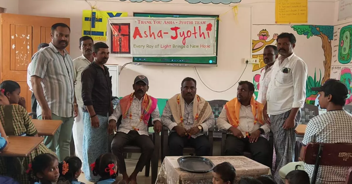 Ballari | ಆಶಾ ಜ್ಯೋತಿ ಫೌಂಡೇಶನ್ನಿಂದ ವಿದ್ಯಾರ್ಥಿಗಳಿಗೆ ಶಾಲಾ ಬ್ಯಾಗ್, ನೋಟ್ಬುಕ್ ವಿತರಣೆ Ballari | ಆಶಾ ಜ್ಯೋತಿ ಫೌಂಡೇಶನ್ನಿಂದ ವಿದ್ಯಾರ್ಥಿಗಳಿಗೆ ಶಾಲಾ ಬ್ಯಾಗ್, ನೋಟ್ಬುಕ್ ವಿತರಣೆ
