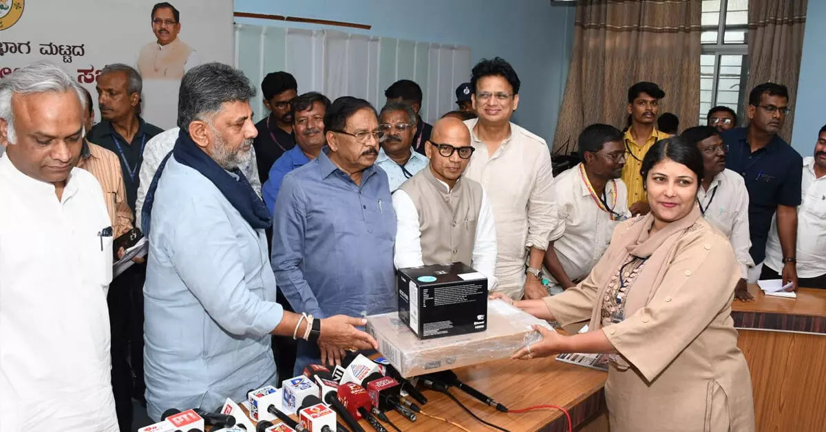 ಸಿಎಂ ಡಿ.ಕೆ.ಶಿವಕುಮಾರ್ನಿಂದ ಪತ್ರಕರ್ತರಿಗೆ ಮೀಡಿಯಾ ಕಿಟ್ ವಿತರಣೆ ಸಿಎಂ ಡಿ.ಕೆ.ಶಿವಕುಮಾರ್ನಿಂದ ಪತ್ರಕರ್ತರಿಗೆ ಮೀಡಿಯಾ ಕಿಟ್ ವಿತರಣೆ