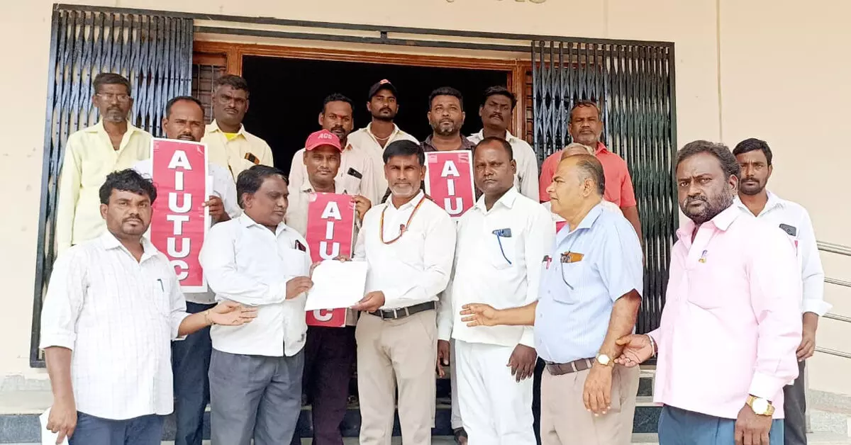 ಕಲ್ಯಾಣ ಕಲ್ಯಾಣ ಮಂಡಳಿ ಕಿಟ್ ಖರೀದಿಯಲ್ಲಿ ಅವ್ಯವಹಾರ ಆರೋಪ : ಕಟ್ಟಡ ಕಾರ್ಮಿಕರ ಪ್ರತಿಭಟನೆ ಕಲ್ಯಾಣ ಕಲ್ಯಾಣ ಮಂಡಳಿ ಕಿಟ್ ಖರೀದಿಯಲ್ಲಿ ಅವ್ಯವಹಾರ ಆರೋಪ : ಕಟ್ಟಡ ಕಾರ್ಮಿಕರ ಪ್ರತಿಭಟನೆ