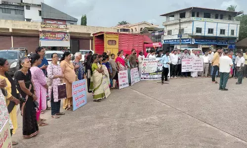 ಸರಕಾರಿ ಆಸ್ಪತ್ರೆಗಳ ಖಾಸಗೀಕರಣ ಕೈ ಬಿಡಲು ಒತ್ತಾಯ: ಹೋರಾಟ ಸಮಿತಿಯಿಂದ ಬಜ್ಪೆಯಲ್ಲಿ ಬೃಹತ್ ಮಾನವ ಸರಪಳಿ