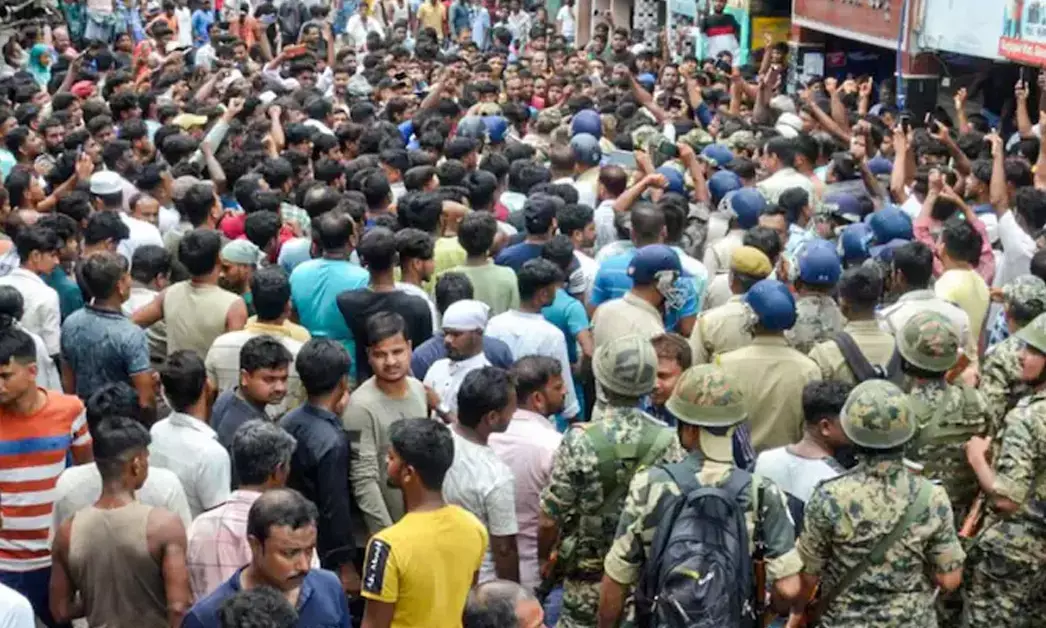 West Bengal | ಬಾಲಕಿಯ ಅತ್ಯಾಚಾರ-ಕೊಲೆ ಪ್ರಕರಣ : ಪ್ರತಿಭಟನಾ ಜಾಥಾದಲ್ಲಿ ಟಿಎಂಸಿ-ಬಿಜೆಪಿ ಕಾರ್ಯಕರ್ತರ ನಡುವೆ ಘರ್ಷಣೆ