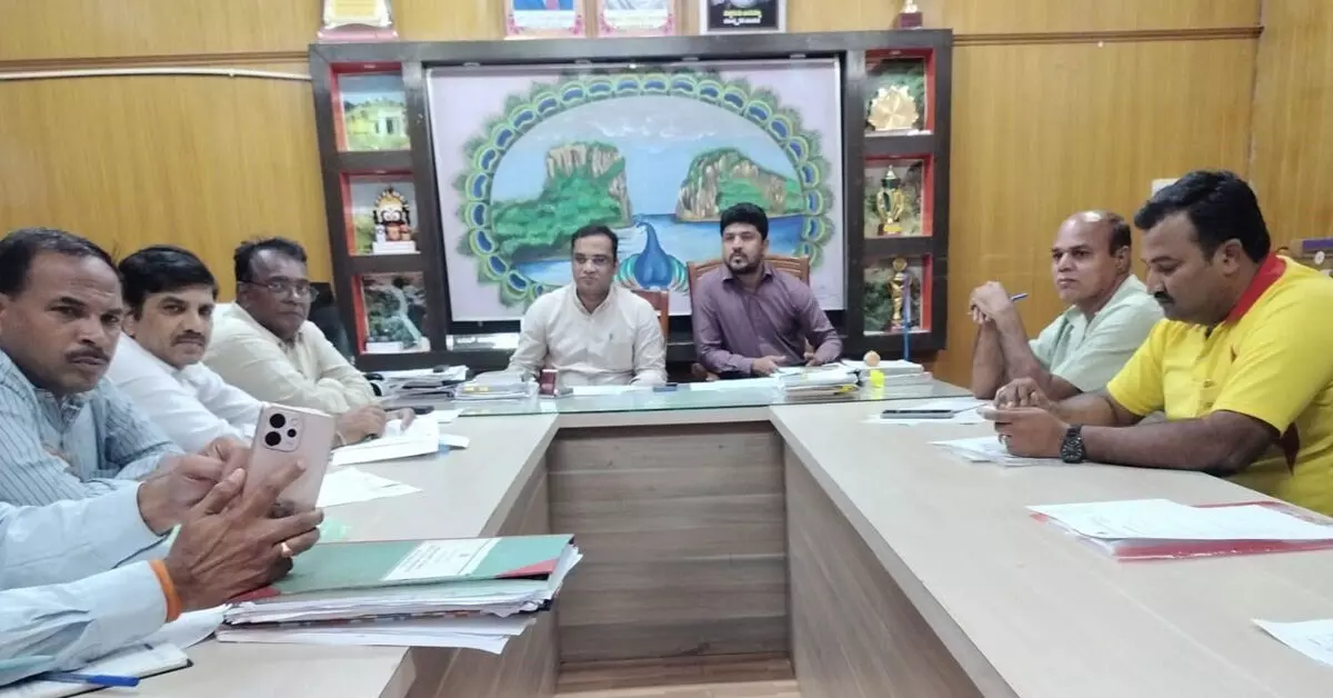 ಸಂಡೂರಿನಲ್ಲಿ ಎಸ್ಐಆರ್ ಪ್ರಗತಿ ಪರಿಶೀಲನೆ : ರಾಜಕೀಯ ಪಕ್ಷಗಳೊಂದಿಗೆ ಅಧಿಕಾರಿಗಳ ಸಭೆ ಸಂಡೂರಿನಲ್ಲಿ ಎಸ್ಐಆರ್ ಪ್ರಗತಿ ಪರಿಶೀಲನೆ : ರಾಜಕೀಯ ಪಕ್ಷಗಳೊಂದಿಗೆ ಅಧಿಕಾರಿಗಳ ಸಭೆ