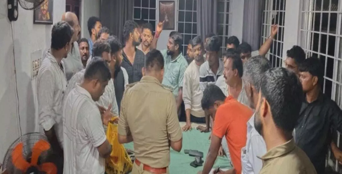 ಪೆರ್ಡೂರು| ರೆಸಾರ್ಟ್ನಲ್ಲಿ ಅಂದರ್ ಬಾಹರ್ ಜುಗಾರಿ: 26 ಮಂದಿ ಸೆರೆ ಪೆರ್ಡೂರು| ರೆಸಾರ್ಟ್ನಲ್ಲಿ ಅಂದರ್ ಬಾಹರ್ ಜುಗಾರಿ: 26 ಮಂದಿ ಸೆರೆ