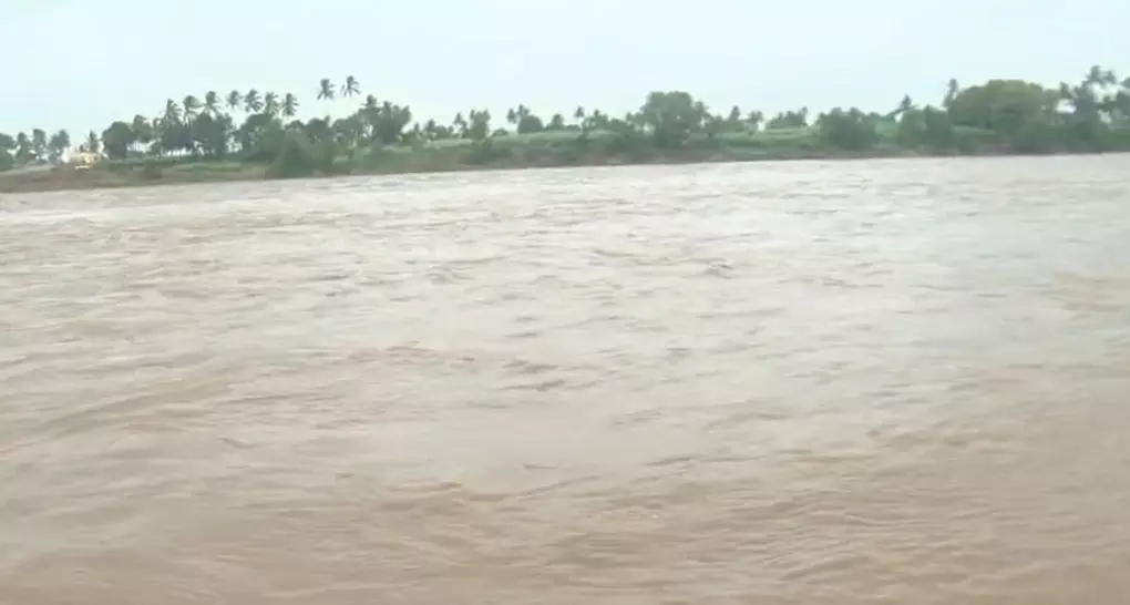 ಮಹಾರಾಷ್ಟ್ರದಲ್ಲಿ ಭಾರೀ ಮಳೆ: ಚಿಕ್ಕೋಡಿ–ನಿಪ್ಪಾಣಿ ಭಾಗದ 8 ಸೇತುವೆಗಳು ಜಲಾವೃತ, ಕೃಷ್ಣಾ ನದಿಗೆ 1 ಲಕ್ಷ ಕ್ಯೂಸೆಕ್ ನೀರಿನ ಹರಿವು ಮಹಾರಾಷ್ಟ್ರದಲ್ಲಿ ಭಾರೀ ಮಳೆ: ಚಿಕ್ಕೋಡಿ–ನಿಪ್ಪಾಣಿ ಭಾಗದ 8 ಸೇತುವೆಗಳು ಜಲಾವೃತ, ಕೃಷ್ಣಾ ನದಿಗೆ 1 ಲಕ್ಷ ಕ್ಯೂಸೆಕ್ ನೀರಿನ ಹರಿವು