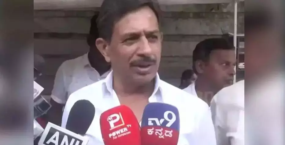 ಎಸ್ಐಆರ್ ಕಾರಣಕ್ಕೆ ಮುಸ್ಲಿಮರು ಬಾಂಗ್ಲಾ ಮೂಲದವರಾದರೇ? : ಕೇಂದ್ರ ಸಚಿವ ಎಚ್ಡಿಕೆಗೆ ಕಾಂಗ್ರೆಸ್ ಶಾಸಕ ಬಾಲಕೃಷ್ಣ ಪ್ರಶ್ನೆ ಎಸ್ಐಆರ್ ಕಾರಣಕ್ಕೆ ಮುಸ್ಲಿಮರು ಬಾಂಗ್ಲಾ ಮೂಲದವರಾದರೇ? : ಕೇಂದ್ರ ಸಚಿವ ಎಚ್ಡಿಕೆಗೆ ಕಾಂಗ್ರೆಸ್ ಶಾಸಕ ಬಾಲಕೃಷ್ಣ ಪ್ರಶ್ನೆ