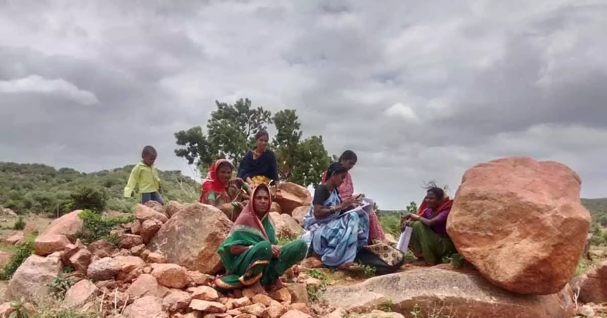 ರಾಯಚೂರು: ನೆಟ್ವರ್ಕ್ ಸಮಸ್ಯೆ; ಎಸ್ಐಆರ್ ದಾಖಲಿಸಲು ಬೆಟ್ಟ ಏರಿದ ಬಿಎಲ್ಒ ರಾಯಚೂರು: ನೆಟ್ವರ್ಕ್ ಸಮಸ್ಯೆ; ಎಸ್ಐಆರ್ ದಾಖಲಿಸಲು ಬೆಟ್ಟ ಏರಿದ ಬಿಎಲ್ಒ