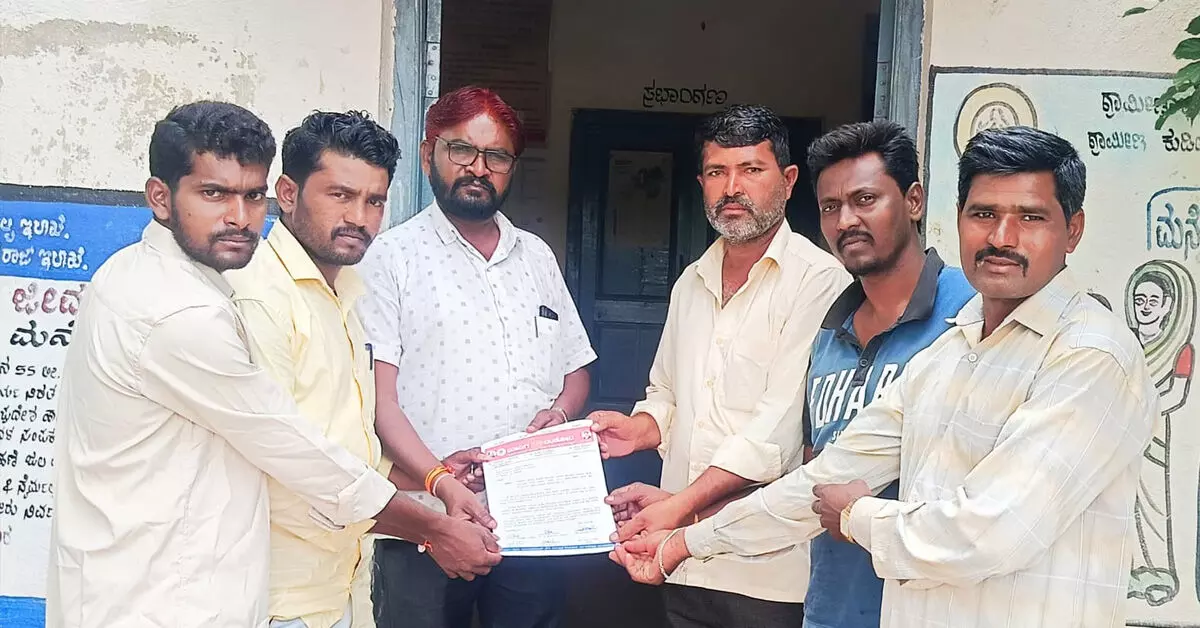 ಸುರಪುರ | ಹೆಮಡಗಿ ದಲಿತ ಕೇರಿಗೆ ಕುಡಿಯುವ ನೀರು ಕಲ್ಪಿಸುವಂತೆ ಆಗ್ರಹ ಸುರಪುರ | ಹೆಮಡಗಿ ದಲಿತ ಕೇರಿಗೆ ಕುಡಿಯುವ ನೀರು ಕಲ್ಪಿಸುವಂತೆ ಆಗ್ರಹ