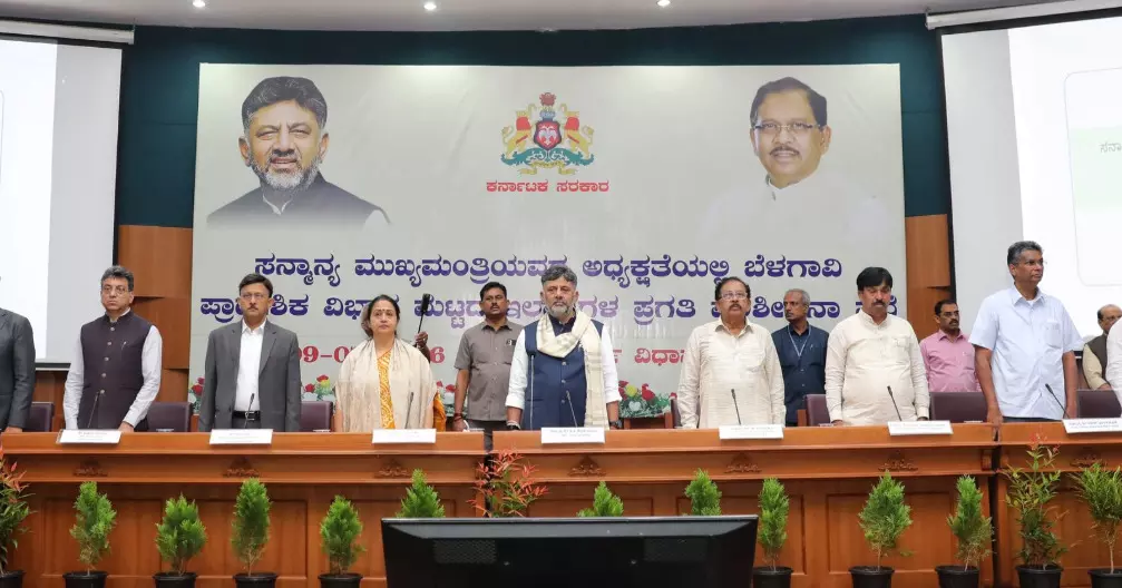 ಅಧಿಕಾರಿಗಳು ಜನರ ಬಳಿ ತೆರಳಿ ಸಮಸ್ಯೆಗಳನ್ನು ಆಲಿಸಿ: ಡಿಸಿಎಂ ಜಿ.ಪರಮೇಶ್ವರ್ ಸೂಚನೆ ಅಧಿಕಾರಿಗಳು ಜನರ ಬಳಿ ತೆರಳಿ ಸಮಸ್ಯೆಗಳನ್ನು ಆಲಿಸಿ: ಡಿಸಿಎಂ ಜಿ.ಪರಮೇಶ್ವರ್ ಸೂಚನೆ
