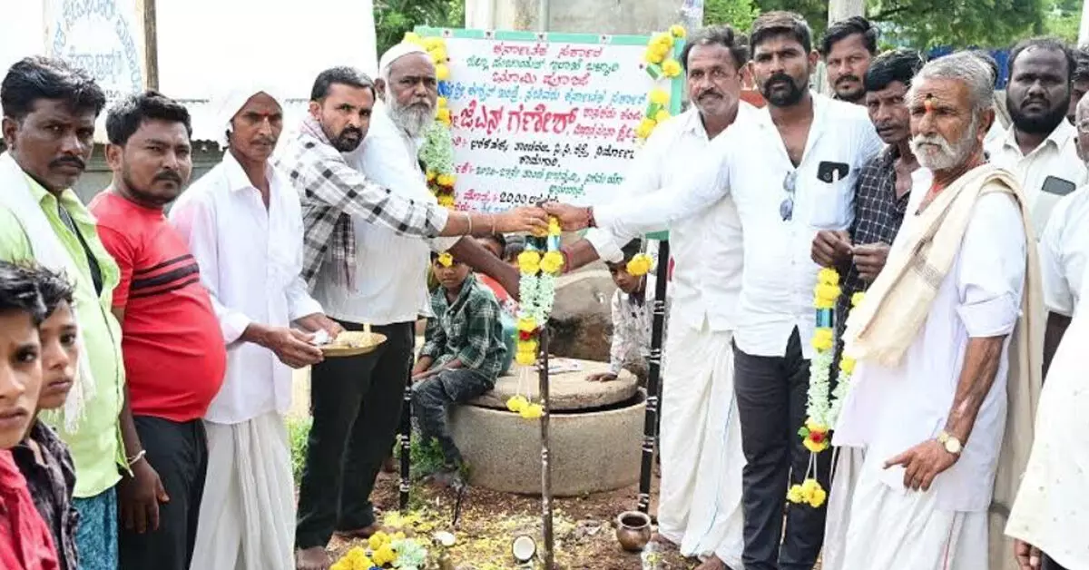 ಕಂಪ್ಲಿ | ಅರಳಿಹಳ್ಳಿ ತಾಂಡದಲ್ಲಿ 20 ಲಕ್ಷ ರೂ. ವೆಚ್ಚದ ಸಿಸಿ ರಸ್ತೆ ಕಾಮಗಾರಿಗೆ ಚಾಲನೆ ಕಂಪ್ಲಿ | ಅರಳಿಹಳ್ಳಿ ತಾಂಡದಲ್ಲಿ 20 ಲಕ್ಷ ರೂ. ವೆಚ್ಚದ ಸಿಸಿ ರಸ್ತೆ ಕಾಮಗಾರಿಗೆ ಚಾಲನೆ