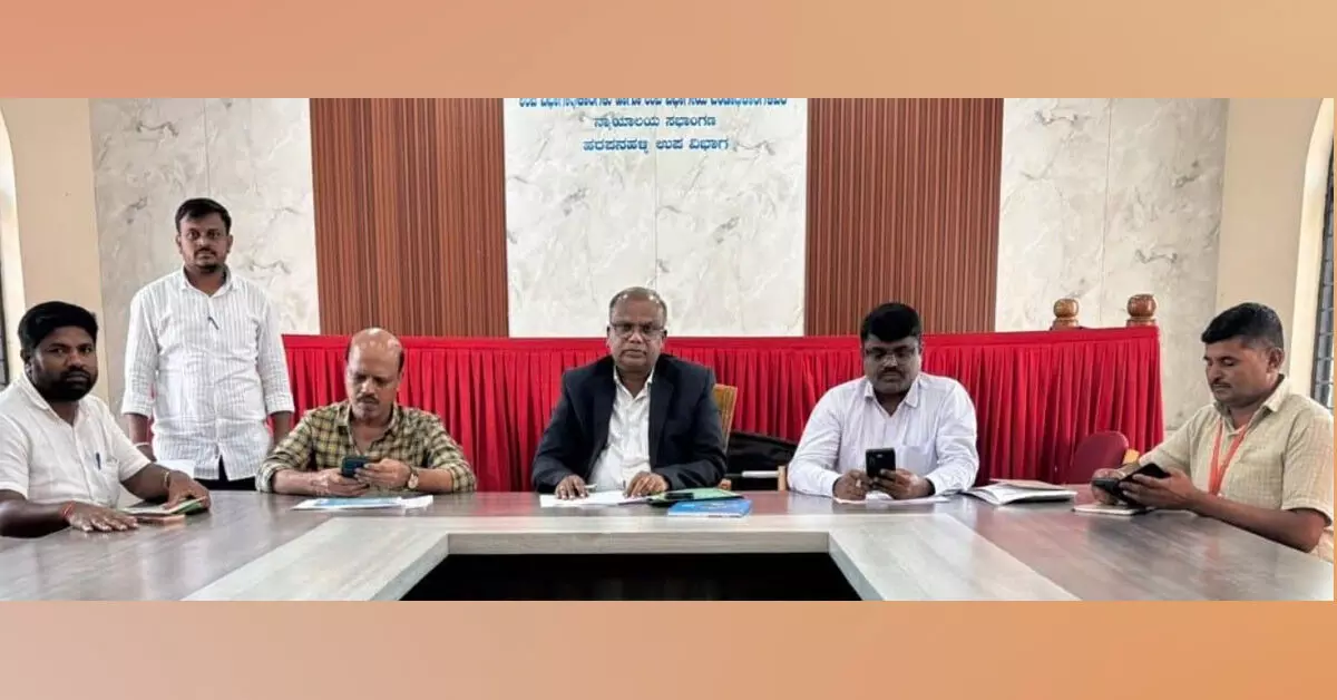 ಹರಪನಹಳ್ಳಿಯಲ್ಲಿ ಎಸ್ಐಆರ್ಗೆ ವೇಗ: ಶೇ.98ರಷ್ಟು ಗಣತಿ ನಮೂನೆಗಳ ವಿತರಣೆ ಹರಪನಹಳ್ಳಿಯಲ್ಲಿ ಎಸ್ಐಆರ್ಗೆ ವೇಗ: ಶೇ.98ರಷ್ಟು ಗಣತಿ ನಮೂನೆಗಳ ವಿತರಣೆ