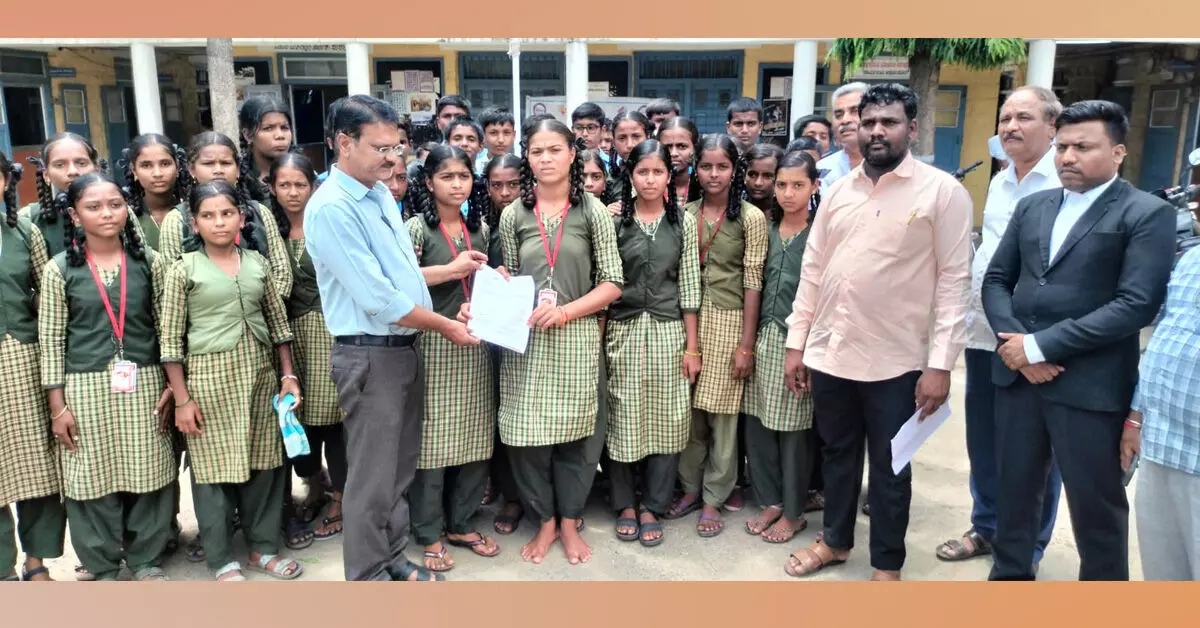 Afzalpur | ಬಸ್ ಸೌಲಭ್ಯಕ್ಕೆ ಆಗ್ರಹಿಸಿ ವಿದ್ಯಾರ್ಥಿಗಳ ಪ್ರತಿಭಟನೆ Afzalpur | ಬಸ್ ಸೌಲಭ್ಯಕ್ಕೆ ಆಗ್ರಹಿಸಿ ವಿದ್ಯಾರ್ಥಿಗಳ ಪ್ರತಿಭಟನೆ