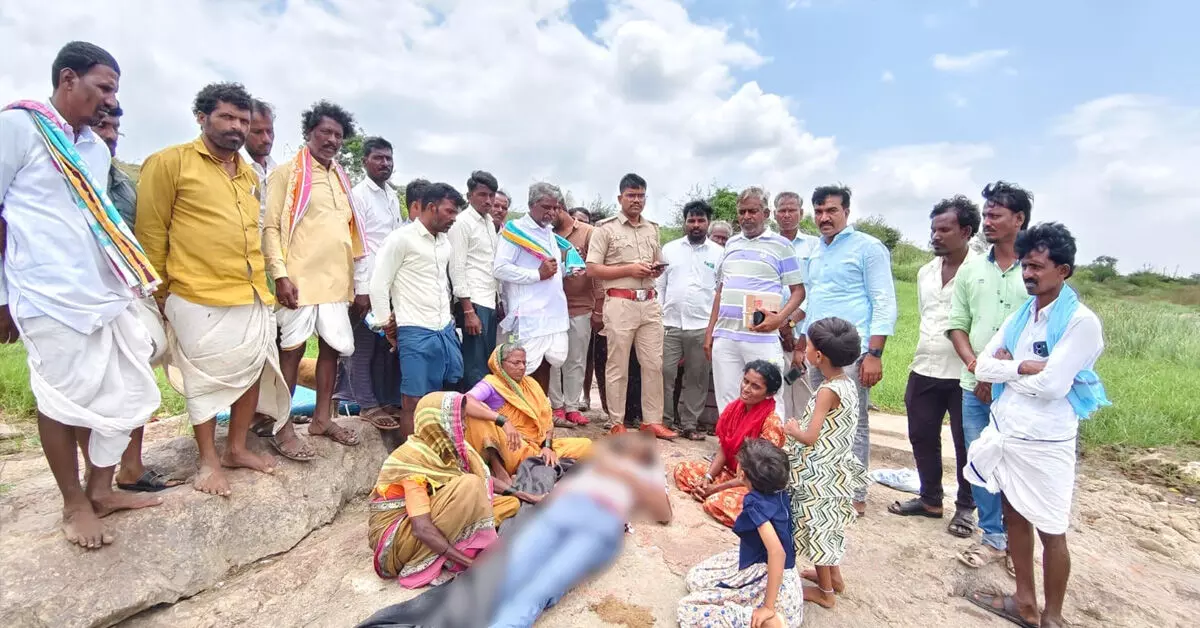Yadgiri | ಭೀಮಾನದಿಯಲ್ಲಿ ತೆಪ್ಪ ಉರುಳಿ ಮೀನುಗಾರ ಮೃತ್ಯು Yadgiri | ಭೀಮಾನದಿಯಲ್ಲಿ ತೆಪ್ಪ ಉರುಳಿ ಮೀನುಗಾರ ಮೃತ್ಯು