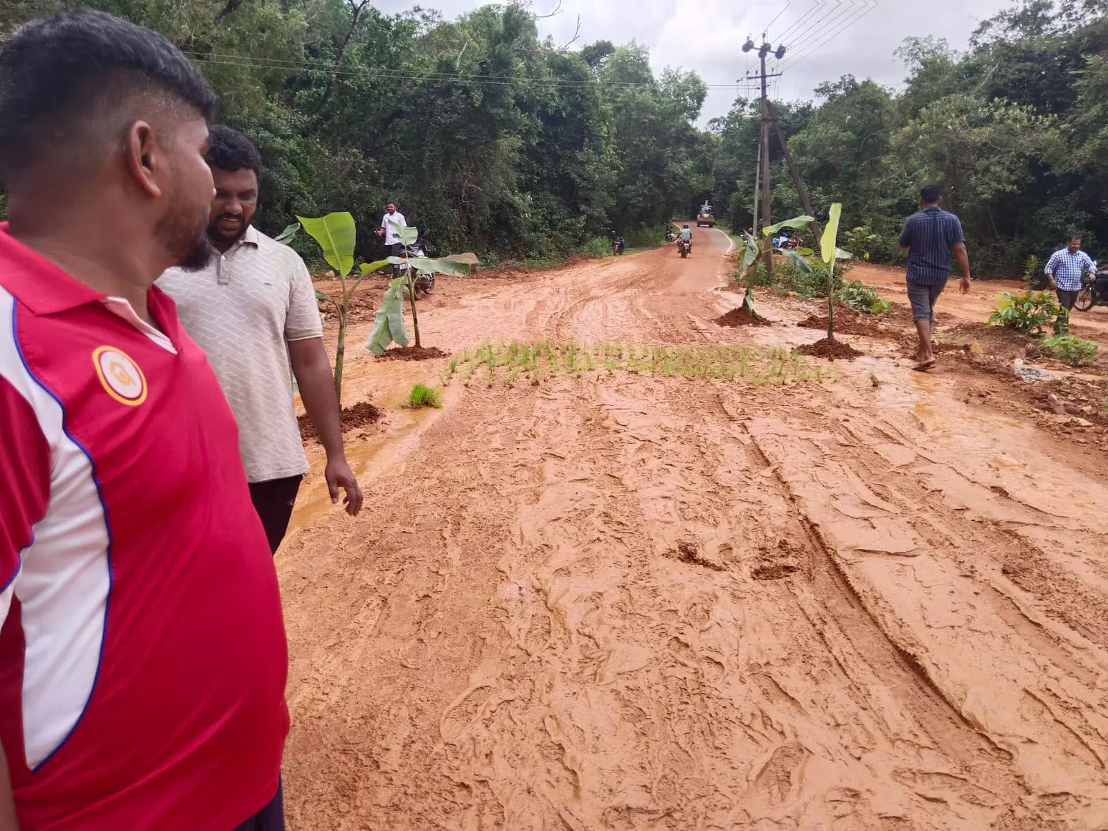 ಕೆಸರು ರಾಡಿಯಾದ ಬೈಂದೂರು-ಕೊಲ್ಲೂರು ರಸ್ತೆ; ಸಾರ್ವಜನಿಕರಿಂದ ರಸ್ತೆಯಲ್ಲೇ ಸಸಿನೆಟ್ಟು ಆಕ್ರೋಶ ಕೆಸರು ರಾಡಿಯಾದ ಬೈಂದೂರು-ಕೊಲ್ಲೂರು ರಸ್ತೆ; ಸಾರ್ವಜನಿಕರಿಂದ ರಸ್ತೆಯಲ್ಲೇ ಸಸಿನೆಟ್ಟು ಆಕ್ರೋಶ
