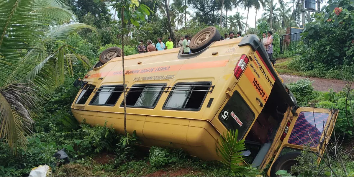 Manipal | ರಸ್ತೆ ಬದಿ ತೋಡಿಗೆ ಉರುಳಿ ಬಿದ್ದ ಶಾಲಾ ಬಸ್: ಏಳು ವಿದ್ಯಾರ್ಥಿಗಳಿಗೆ ಗಾಯ Manipal | ರಸ್ತೆ ಬದಿ ತೋಡಿಗೆ ಉರುಳಿ ಬಿದ್ದ ಶಾಲಾ ಬಸ್: ಏಳು ವಿದ್ಯಾರ್ಥಿಗಳಿಗೆ ಗಾಯ