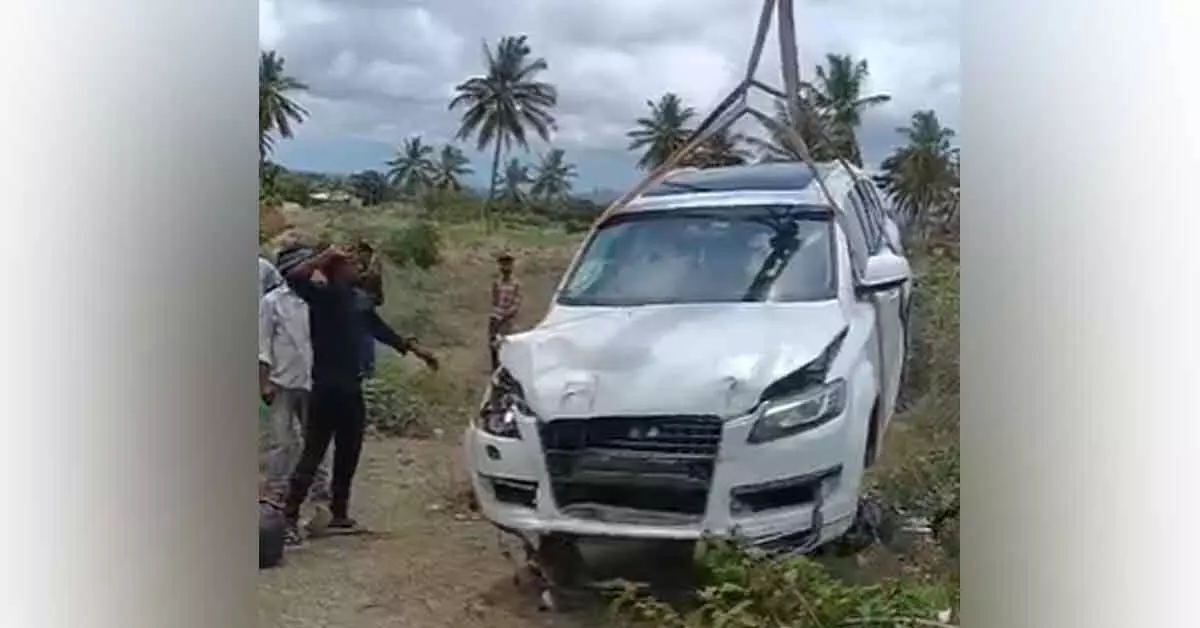 ಚಾಮರಾಜನಗರ : ಚಾಲಕನ ನಿಯಂತ್ರಣ ತಪ್ಪಿ ಪಲ್ಟಿಯಾದ ಬಿಎಂಡಬ್ಲ್ಯು ಕಾರು ಚಾಮರಾಜನಗರ : ಚಾಲಕನ ನಿಯಂತ್ರಣ ತಪ್ಪಿ ಪಲ್ಟಿಯಾದ ಬಿಎಂಡಬ್ಲ್ಯು ಕಾರು