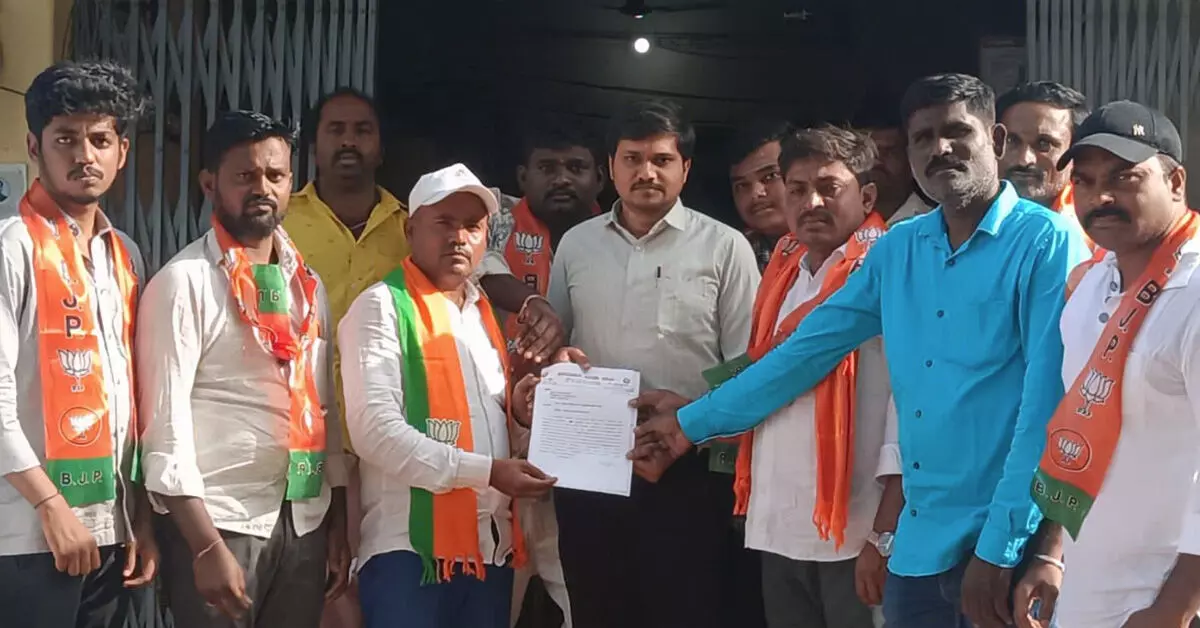 Ballari | ಬಾಕಿ ಪಿಂಚಣಿ, ಮಾಸಾಶನ ಬಿಡುಗಡೆಗೆ ಬಿಜೆಪಿ ಎಸ್ಸಿ ಮೋರ್ಚಾದಿಂದ ಆಗ್ರಹ Ballari | ಬಾಕಿ ಪಿಂಚಣಿ, ಮಾಸಾಶನ ಬಿಡುಗಡೆಗೆ ಬಿಜೆಪಿ ಎಸ್ಸಿ ಮೋರ್ಚಾದಿಂದ ಆಗ್ರಹ