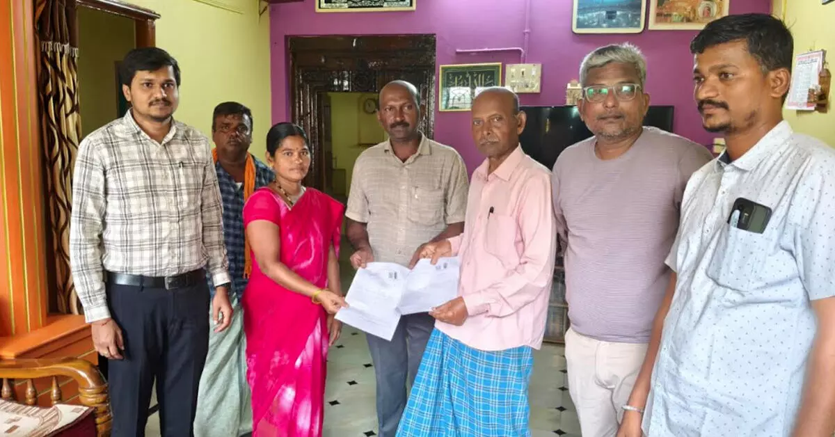 Ballari | ಕಂಪ್ಲಿಯಲ್ಲಿ ತಹಶೀಲ್ದಾರರಿಂದ ಬಿಎಲ್ಒಗಳ ಕಾರ್ಯ ಪರಿಶೀಲನೆ Ballari | ಕಂಪ್ಲಿಯಲ್ಲಿ ತಹಶೀಲ್ದಾರರಿಂದ ಬಿಎಲ್ಒಗಳ ಕಾರ್ಯ ಪರಿಶೀಲನೆ