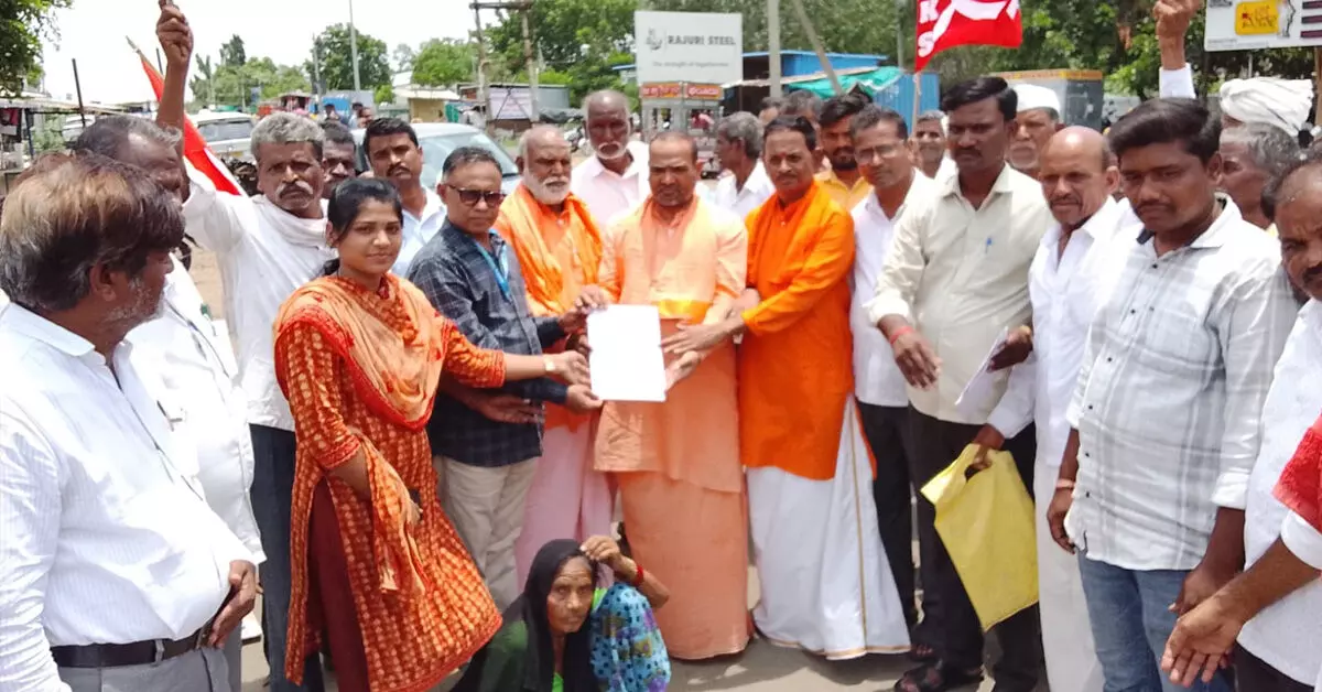 ಕಾಳಗಿ | ಬರಗಾಲ ಘೋಷಣೆಗೆ ಆಗ್ರಹಿಸಿ ಪ್ರತಿಭಟನೆ ಕಾಳಗಿ | ಬರಗಾಲ ಘೋಷಣೆಗೆ ಆಗ್ರಹಿಸಿ ಪ್ರತಿಭಟನೆ