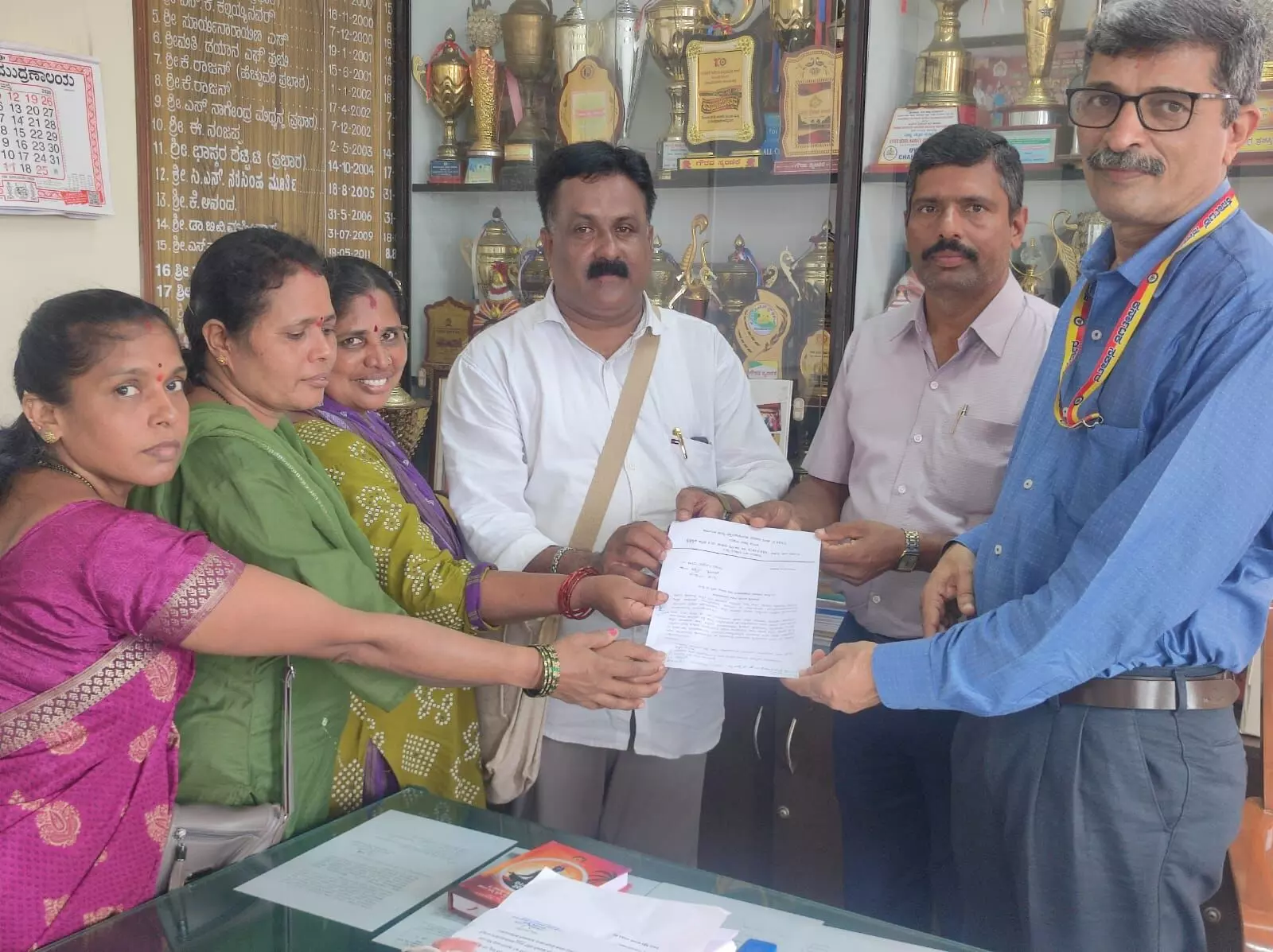 ಜು.13ರಂದು ಸರಕಾರದ ನೀತಿ ವಿರೋಧಿಸಿ ಬಿಸಿಯೂಟ ಬಂದ್ ಜು.13ರಂದು ಸರಕಾರದ ನೀತಿ ವಿರೋಧಿಸಿ ಬಿಸಿಯೂಟ ಬಂದ್