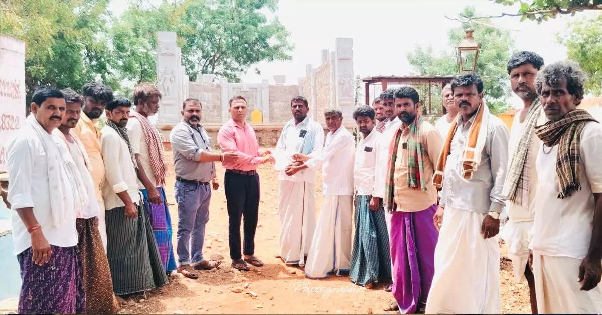 Kanakagiri | ದೇವಲಾಪುರ ಆಂಜನೇಯ ದೇವಸ್ಥಾನಕ್ಕೆ 1.5 ಲಕ್ಷ ರೂ. ಡಿಡಿ ವಿತರಣೆ Kanakagiri | ದೇವಲಾಪುರ ಆಂಜನೇಯ ದೇವಸ್ಥಾನಕ್ಕೆ 1.5 ಲಕ್ಷ ರೂ. ಡಿಡಿ ವಿತರಣೆ