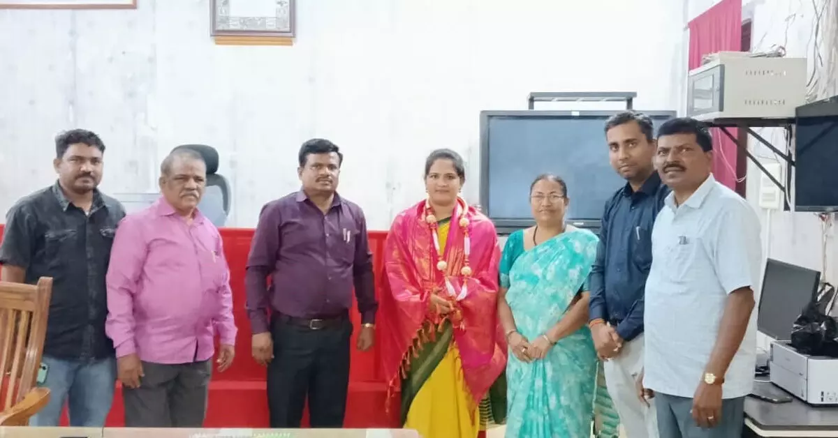 Raichur | ಎಸ್ಐಆರ್ ಕಾರ್ಯದಲ್ಲಿ ಶೇ.100 ಸಾಧನೆ: ಬಿಎಲ್ಒ ತೋಟಮ್ಮಗೆ ಸನ್ಮಾನ Raichur | ಎಸ್ಐಆರ್ ಕಾರ್ಯದಲ್ಲಿ ಶೇ.100 ಸಾಧನೆ: ಬಿಎಲ್ಒ ತೋಟಮ್ಮಗೆ ಸನ್ಮಾನ