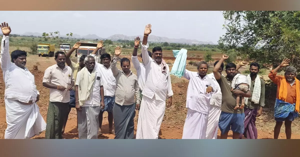ಸಿರುಗುಪ್ಪ | ಅಕ್ರಮ ಗ್ರಾವೆಲ್ ಗಣಿಗಾರಿಕೆ ಆರೋಪಿಸಿ ರೈತರ ಪ್ರತಿಭಟನೆ ಸಿರುಗುಪ್ಪ | ಅಕ್ರಮ ಗ್ರಾವೆಲ್ ಗಣಿಗಾರಿಕೆ ಆರೋಪಿಸಿ ರೈತರ ಪ್ರತಿಭಟನೆ