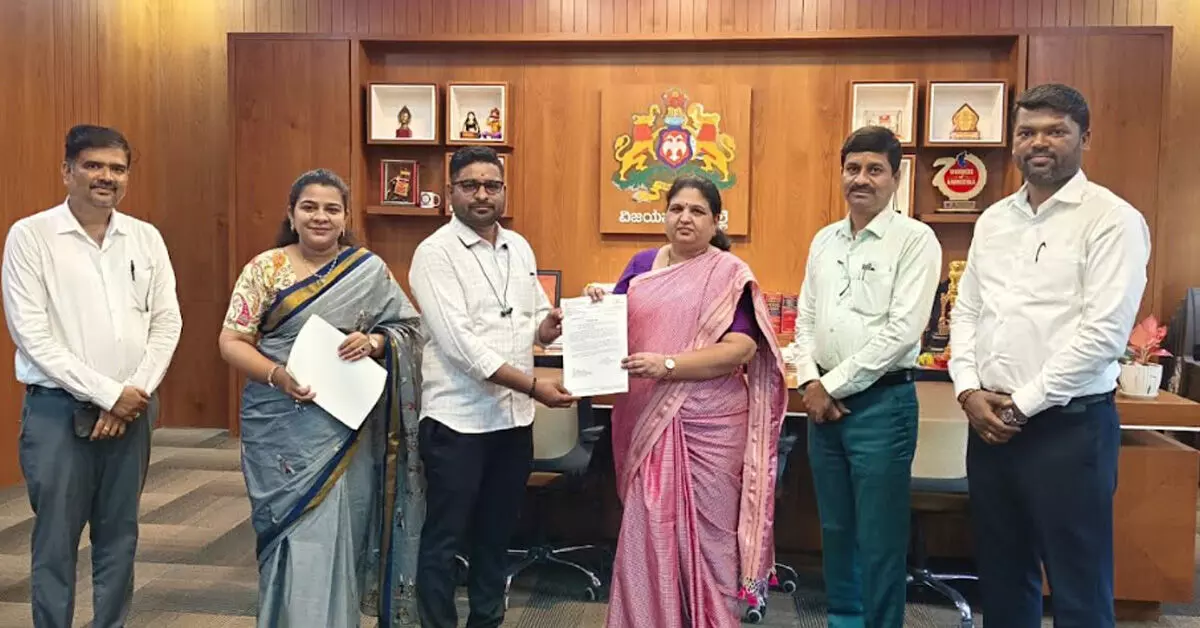 Vijayanagara | ಎಸ್ಐಆರ್ ಕಾರ್ಯದಲ್ಲಿ ಶೇ.100 ಸಾಧನೆ: ಬಿಎಲ್ಒಗಳಿಗೆ ಜಿಲ್ಲಾಧಿಕಾರಿಯಿಂದ ಪ್ರಶಂಸನಾ ಪತ್ರ Vijayanagara | ಎಸ್ಐಆರ್ ಕಾರ್ಯದಲ್ಲಿ ಶೇ.100 ಸಾಧನೆ: ಬಿಎಲ್ಒಗಳಿಗೆ ಜಿಲ್ಲಾಧಿಕಾರಿಯಿಂದ ಪ್ರಶಂಸನಾ ಪತ್ರ