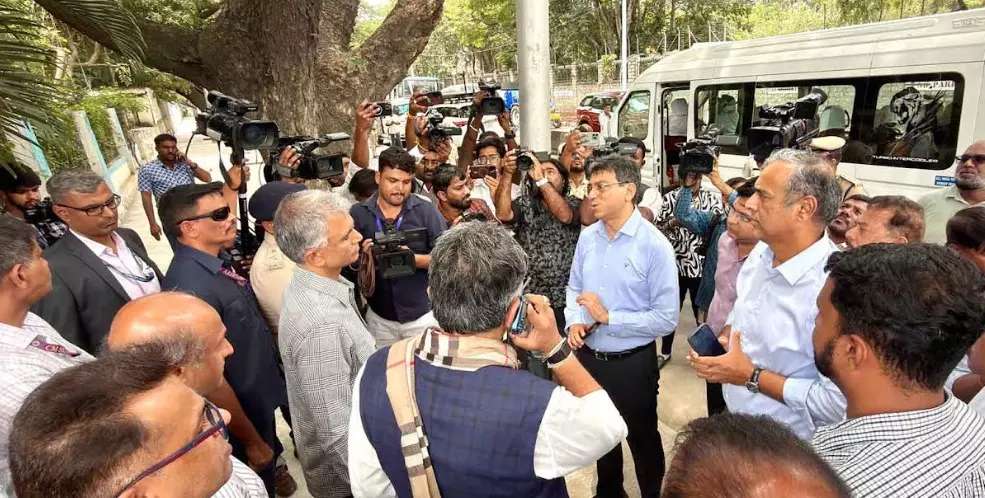 ಎಲ್ಲೆಂದರಲ್ಲಿ ನಿಲ್ಲಿಸಲಾದ ಬೀಡಾಡಿ ವಾಹನಗಳ ತೆರವು ಕಾರ್ಯಾಚರಣೆಗೆ ಸಚಿವ ಕೃಷ್ಣಬೈರೇಗೌಡ ಚಾಲನೆ ಎಲ್ಲೆಂದರಲ್ಲಿ ನಿಲ್ಲಿಸಲಾದ ಬೀಡಾಡಿ ವಾಹನಗಳ ತೆರವು ಕಾರ್ಯಾಚರಣೆಗೆ ಸಚಿವ ಕೃಷ್ಣಬೈರೇಗೌಡ ಚಾಲನೆ