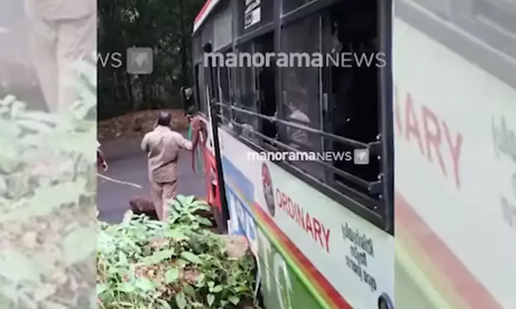 Keralam | ಕಾಂಕ್ರೀಟ್ ತಡೆಗೋಡೆಗೆ ಡಿಕ್ಕಿ ಹೊಡೆದ KSRTC ಬಸ್: 80 ಪ್ರಯಾಣಿಕರು ಅಪಾಯದಿಂದ ಪಾರು