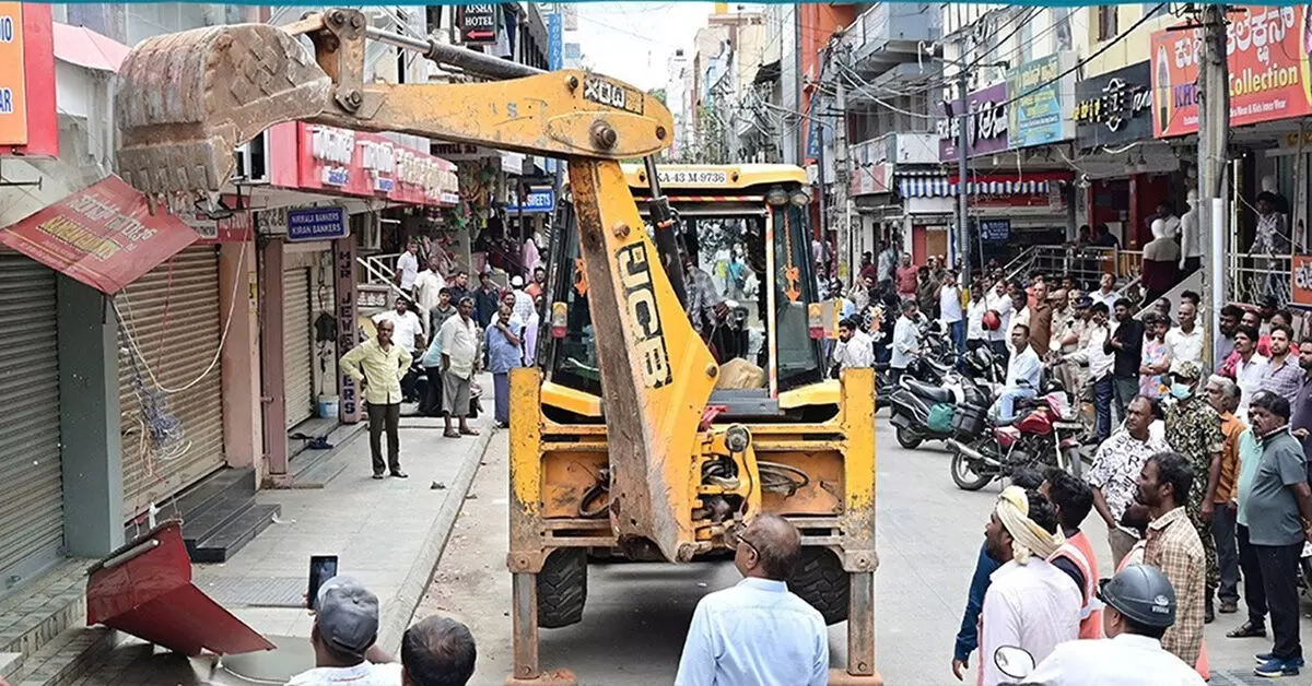 ಬೆಂಗಳೂರು ಫುಟ್ಪಾತ್ ತೆರವು: ಪರ-ವಿರೋಧ ಬೆಂಗಳೂರು ಫುಟ್ಪಾತ್ ತೆರವು: ಪರ-ವಿರೋಧ