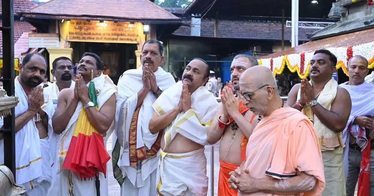 ಕೊಲ್ಲೂರು ಮೂಕಾಂಬಿಕಾ ದೇವಸ್ಥಾನಕ್ಕೆ ಭೇಟಿ ನೀಡಿದ ಕೇರಳಂ ಮುಖ್ಯಮಂತ್ರಿ ವಿ. ಡಿ. ಸತೀಶನ್ ಕೊಲ್ಲೂರು ಮೂಕಾಂಬಿಕಾ ದೇವಸ್ಥಾನಕ್ಕೆ ಭೇಟಿ ನೀಡಿದ ಕೇರಳಂ ಮುಖ್ಯಮಂತ್ರಿ ವಿ. ಡಿ. ಸತೀಶನ್