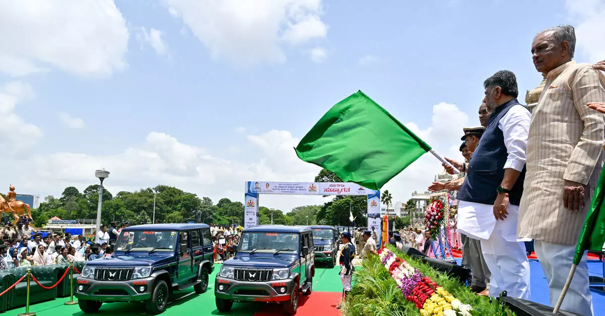ಬೃಹತ್ ಡ್ರಗ್ ಜಾಲ ಪತ್ತೆ ಮಾಡಿದ ಪೊಲೀಸರ ತಂಡಕ್ಕೆ 10 ಲಕ್ಷ ರೂ. ನಗದು ಬಹುಮಾನ : ಸಿಎಂ ಡಿ.ಕೆ.ಶಿವಕುಮಾರ್ ಬೃಹತ್ ಡ್ರಗ್ ಜಾಲ ಪತ್ತೆ ಮಾಡಿದ ಪೊಲೀಸರ ತಂಡಕ್ಕೆ 10 ಲಕ್ಷ ರೂ. ನಗದು ಬಹುಮಾನ : ಸಿಎಂ ಡಿ.ಕೆ.ಶಿವಕುಮಾರ್