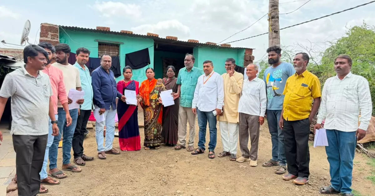 ಹುಲಸೂರ್ | ಎಸ್ಐಆರ್ ಫಾರ್ಮ್ಗಳನ್ನು ಶೀಘ್ರ ಭರ್ತಿ ಮಾಡಿ ಸಲ್ಲಿಸಿ: ತಹಶೀಲ್ದಾರ್ ಶಿವಾನಂದ್ ಮೇತ್ರೆ ಹುಲಸೂರ್ | ಎಸ್ಐಆರ್ ಫಾರ್ಮ್ಗಳನ್ನು ಶೀಘ್ರ ಭರ್ತಿ ಮಾಡಿ ಸಲ್ಲಿಸಿ: ತಹಶೀಲ್ದಾರ್ ಶಿವಾನಂದ್ ಮೇತ್ರೆ