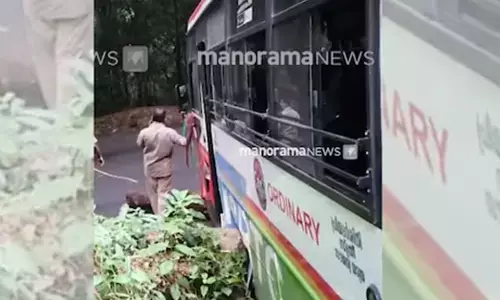 Keralam | ಕಾಂಕ್ರೀಟ್ ತಡೆಗೋಡೆಗೆ ಡಿಕ್ಕಿ ಹೊಡೆದ KSRTC ಬಸ್: 80 ಪ್ರಯಾಣಿಕರು ಅಪಾಯದಿಂದ ಪಾರು