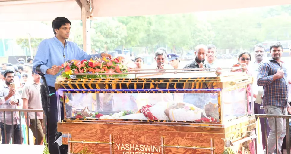 Mysuru | ಮಹರಾಜ ಕಾಲೇಜು ಮೈದಾನದಲ್ಲಿ ಎಸ್.ಜಾನಕಿ ಅಂತಿಮ ದರ್ಶನಕ್ಕೆ ವ್ಯವಸ್ಥೆ Mysuru | ಮಹರಾಜ ಕಾಲೇಜು ಮೈದಾನದಲ್ಲಿ ಎಸ್.ಜಾನಕಿ ಅಂತಿಮ ದರ್ಶನಕ್ಕೆ ವ್ಯವಸ್ಥೆ