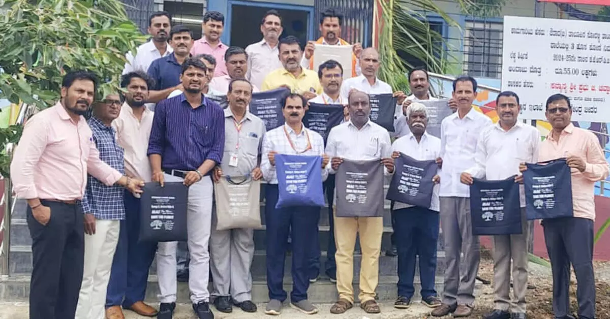 Aurad | ಪ್ಲಾಸ್ಟಿಕ್ ಮುಕ್ತ ಪರಿಸರ ನಿರ್ಮಾಣ ಪ್ರತಿಯೊಬ್ಬರ ಹೊಣೆ: ಗುಂಡಪ್ಪ ಹುಡಗೆ Aurad | ಪ್ಲಾಸ್ಟಿಕ್ ಮುಕ್ತ ಪರಿಸರ ನಿರ್ಮಾಣ ಪ್ರತಿಯೊಬ್ಬರ ಹೊಣೆ: ಗುಂಡಪ್ಪ ಹುಡಗೆ
