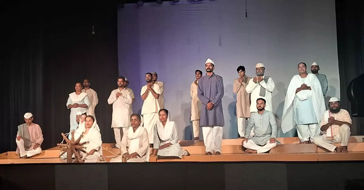 Kalaburagi | ‘ಸ್ವಾತಂತ್ರ್ಯದ ಓಟ’ ನಾಟಕ ಯಶಸ್ವಿ ಪ್ರದರ್ಶನ: ಮಾನವೀಯ ಮೌಲ್ಯಗಳ ಸಾರ ಅನಾವರಣ Kalaburagi | ‘ಸ್ವಾತಂತ್ರ್ಯದ ಓಟ’ ನಾಟಕ ಯಶಸ್ವಿ ಪ್ರದರ್ಶನ: ಮಾನವೀಯ ಮೌಲ್ಯಗಳ ಸಾರ ಅನಾವರಣ
