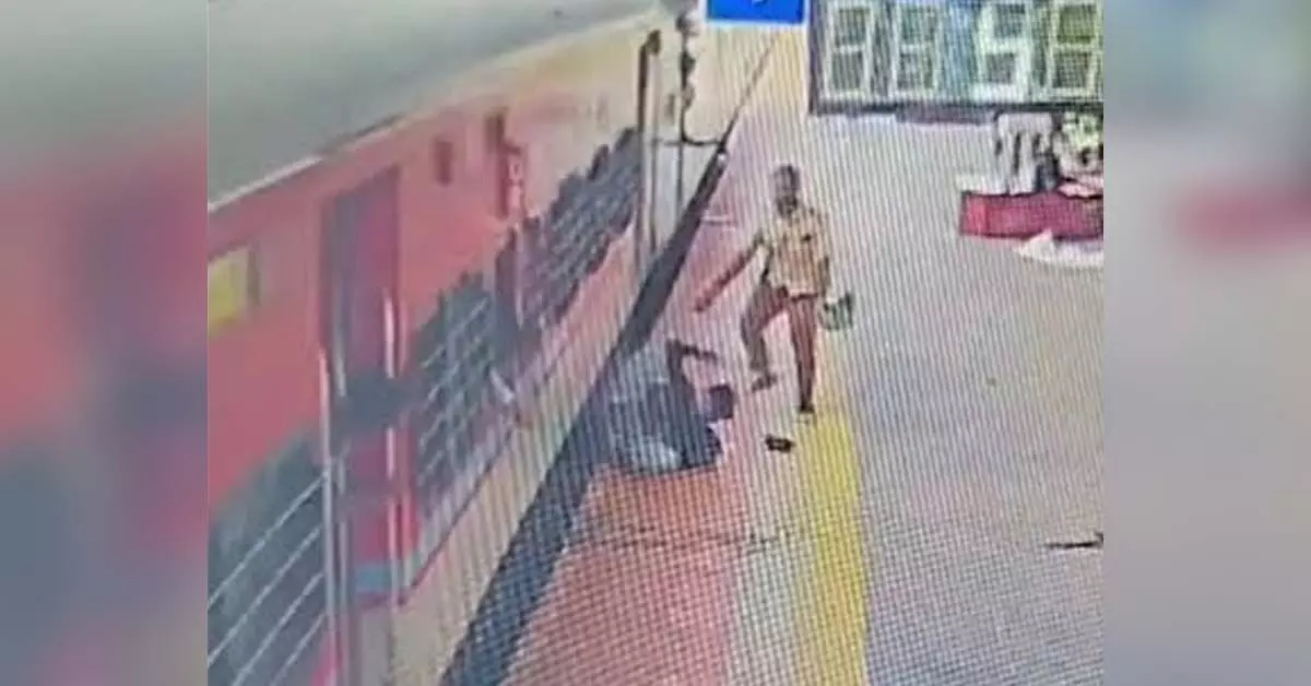 ಭಟ್ಕಳ | ಚಲಿಸುತ್ತಿದ್ದ ರೈಲಿನಿಂದ ಜಾರಿದ ಯುವಕನನ್ನು ರಕ್ಷಿಸಿದ ರೈಲ್ವೆ ಸಿಬ್ಬಂದಿ ಭಟ್ಕಳ | ಚಲಿಸುತ್ತಿದ್ದ ರೈಲಿನಿಂದ ಜಾರಿದ ಯುವಕನನ್ನು ರಕ್ಷಿಸಿದ ರೈಲ್ವೆ ಸಿಬ್ಬಂದಿ
