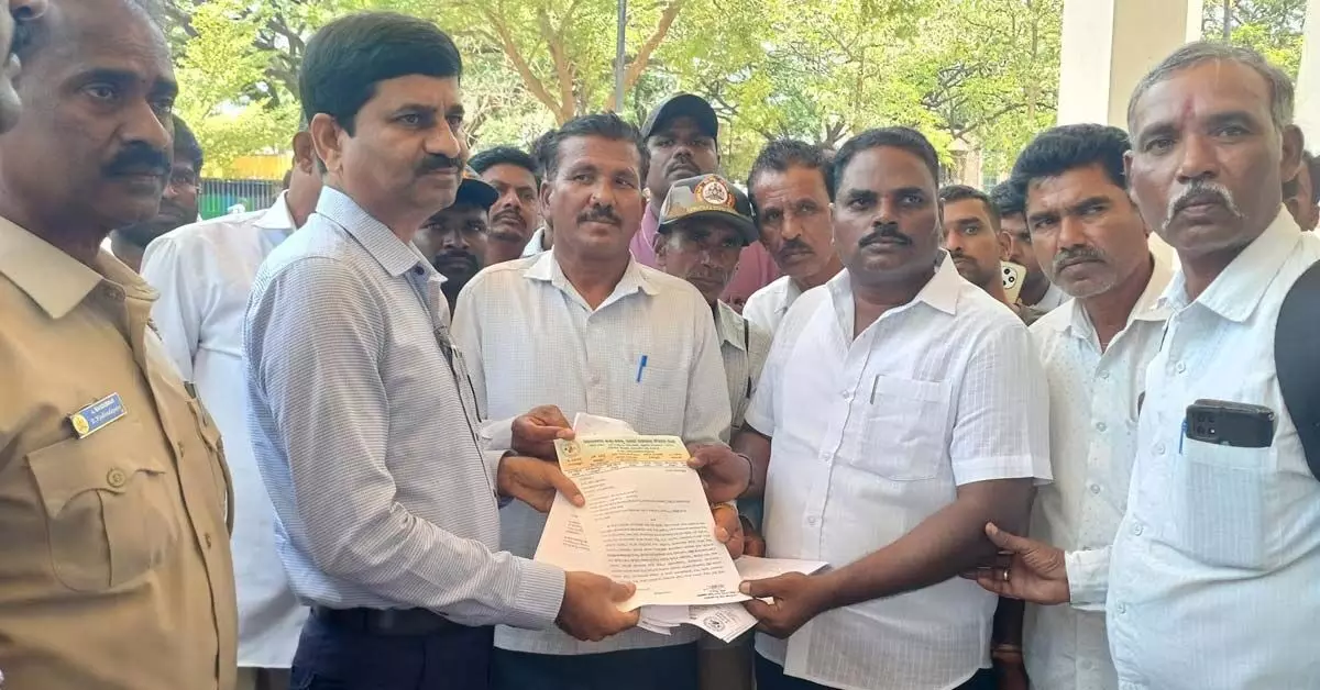 Vijayanagara | ಅರಣ್ಯ ಇಲಾಖೆಯ ದಿನಗೂಲಿ ನೌಕರರಿಂದ ಕನಿಷ್ಠ ವೇತನಕ್ಕೆ ಒತ್ತಾಯಿಸಿ ಜಿಲ್ಲಾಧಿಕಾರಿಗೆ ಮನವಿ Vijayanagara | ಅರಣ್ಯ ಇಲಾಖೆಯ ದಿನಗೂಲಿ ನೌಕರರಿಂದ ಕನಿಷ್ಠ ವೇತನಕ್ಕೆ ಒತ್ತಾಯಿಸಿ ಜಿಲ್ಲಾಧಿಕಾರಿಗೆ ಮನವಿ