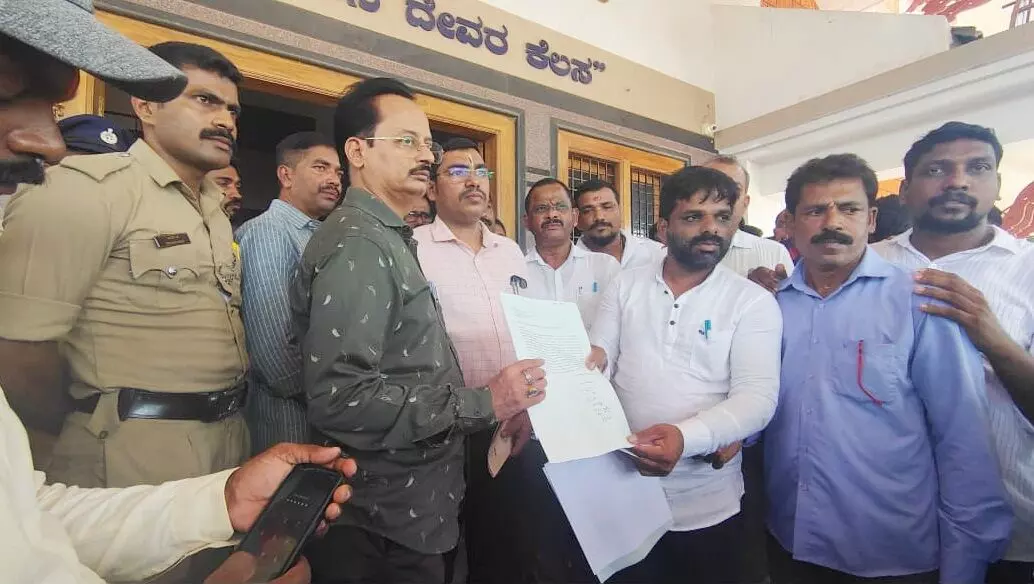 ಅಳಿವೆಕೋಡಿ ರಸ್ತೆ ದುರಸ್ತಿಗೆ ಆಗ್ರಹಿಸಿ ಪ್ರತಿಭಟನೆ ಅಳಿವೆಕೋಡಿ ರಸ್ತೆ ದುರಸ್ತಿಗೆ ಆಗ್ರಹಿಸಿ ಪ್ರತಿಭಟನೆ