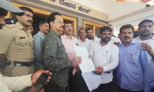 ಅಳಿವೆಕೋಡಿ ರಸ್ತೆ ದುರಸ್ತಿಗೆ ಆಗ್ರಹಿಸಿ ಪ್ರತಿಭಟನೆ