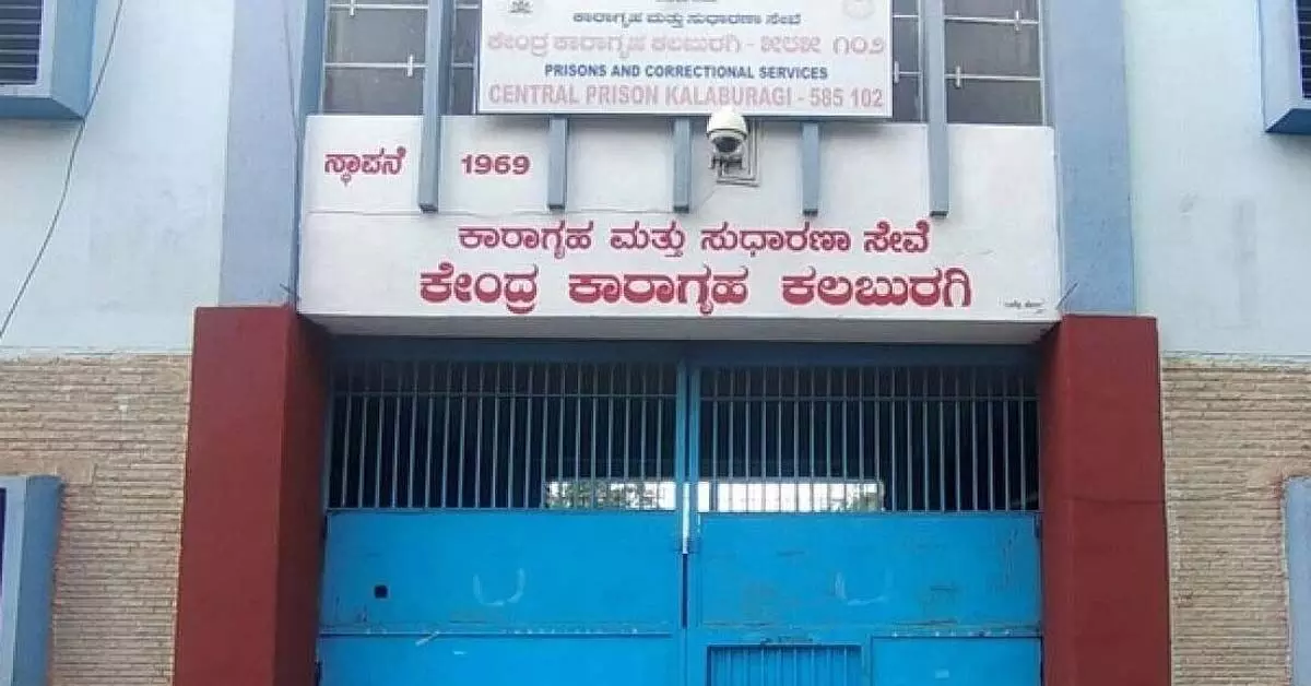ಕಲಬುರಗಿ ಸೆಂಟ್ರಲ್ ಜೈಲಿನಿಂದ ಮೂವರು ಕೈದಿಗಳು ಪರಾರಿ; ತೀವ್ರ ಶೋಧ ಆರಂಭ ಕಲಬುರಗಿ ಸೆಂಟ್ರಲ್ ಜೈಲಿನಿಂದ ಮೂವರು ಕೈದಿಗಳು ಪರಾರಿ; ತೀವ್ರ ಶೋಧ ಆರಂಭ