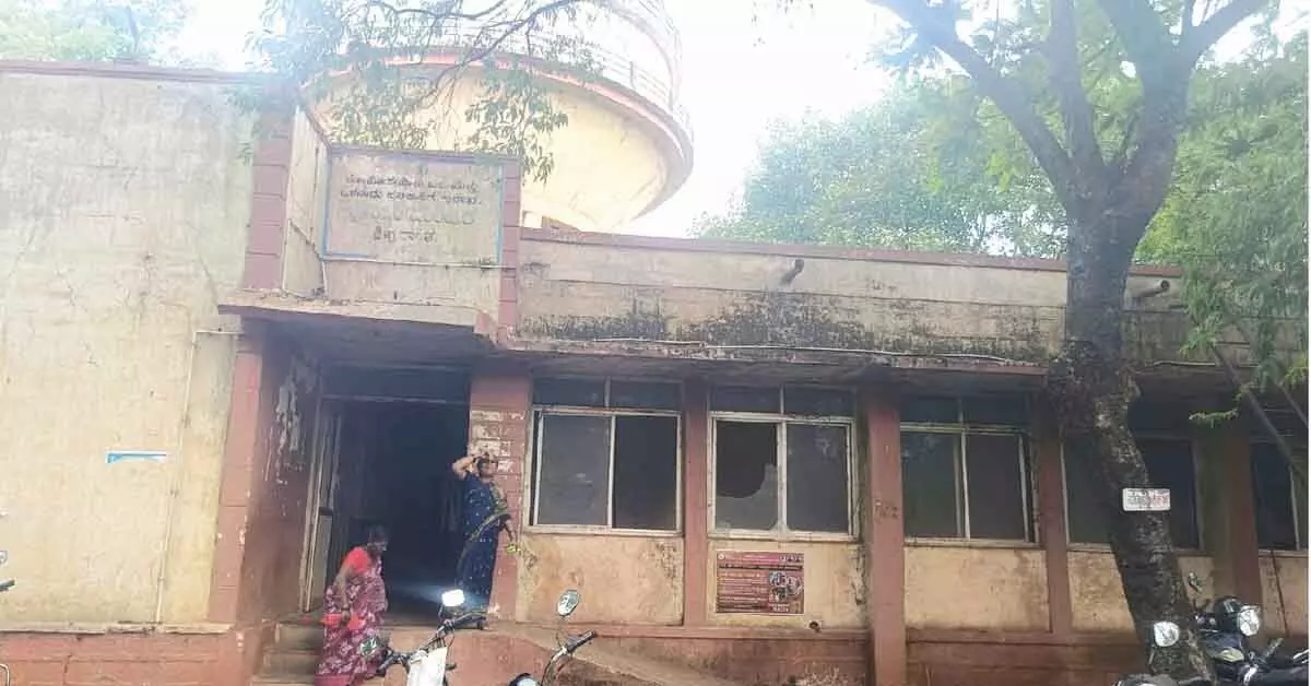 ಪ್ರವಾಸಿ ಮಂದಿರದ ಸುತ್ತ ಕೊಳಚೆ, ದುರ್ನಾತ: ಸಾರ್ವಜನಿಕರಿಗೆ ಸಂಕಷ್ಟ ಪ್ರವಾಸಿ ಮಂದಿರದ ಸುತ್ತ ಕೊಳಚೆ, ದುರ್ನಾತ: ಸಾರ್ವಜನಿಕರಿಗೆ ಸಂಕಷ್ಟ