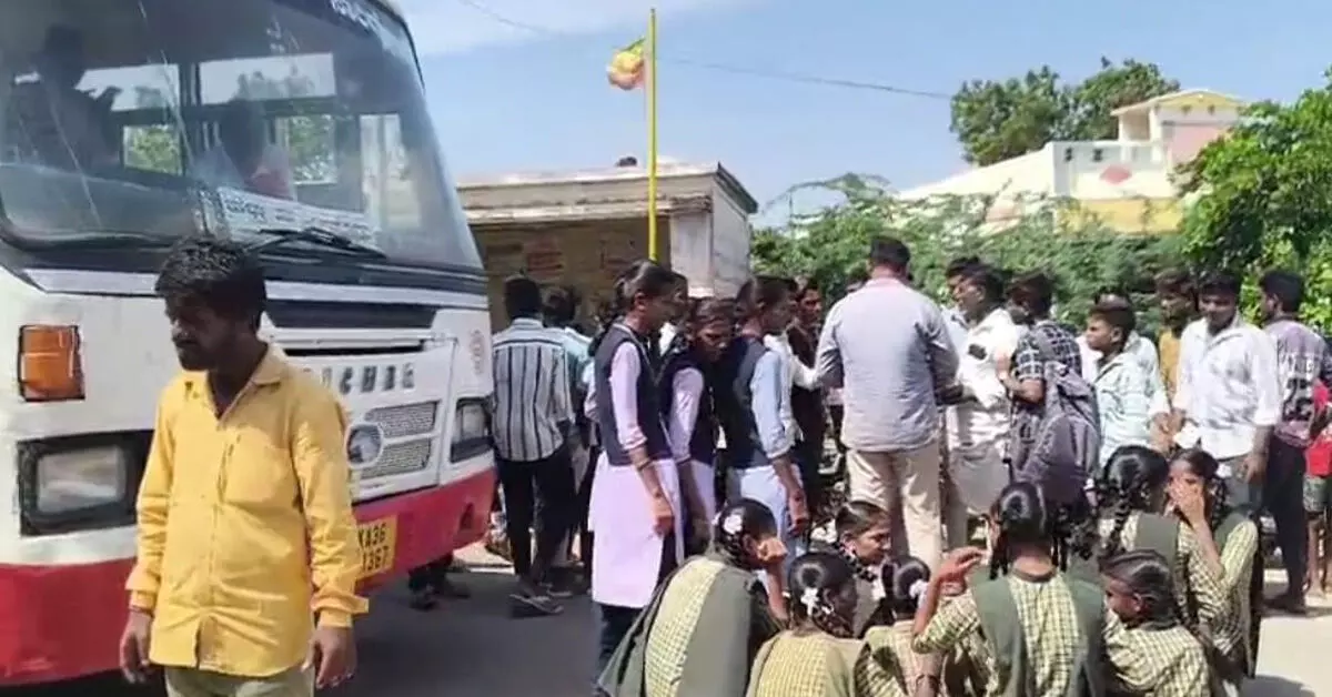 ಹಟ್ಟಿ | ಬಸ್ ಸೌಲಭ್ಯಕ್ಕೆ ಆಗ್ರಹಿಸಿ ವಿದ್ಯಾರ್ಥಿಗಳಿಂದ ರಸ್ತೆತಡೆ ಪ್ರತಿಭಟನೆ ಹಟ್ಟಿ | ಬಸ್ ಸೌಲಭ್ಯಕ್ಕೆ ಆಗ್ರಹಿಸಿ ವಿದ್ಯಾರ್ಥಿಗಳಿಂದ ರಸ್ತೆತಡೆ ಪ್ರತಿಭಟನೆ