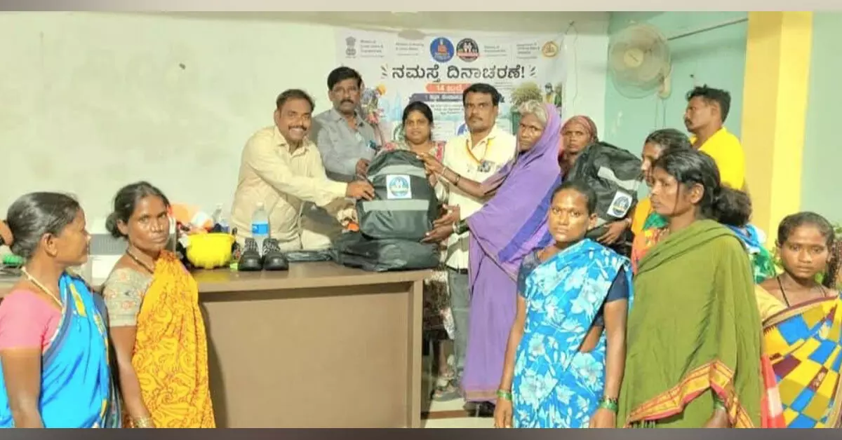 ಸಿರುಗುಪ್ಪ | ಚಿಂದಿ ಆಯುವವರಿಗೆ ಪಿಪಿಇ ಕಿಟ್ ವಿತರಣೆ ಸಿರುಗುಪ್ಪ | ಚಿಂದಿ ಆಯುವವರಿಗೆ ಪಿಪಿಇ ಕಿಟ್ ವಿತರಣೆ